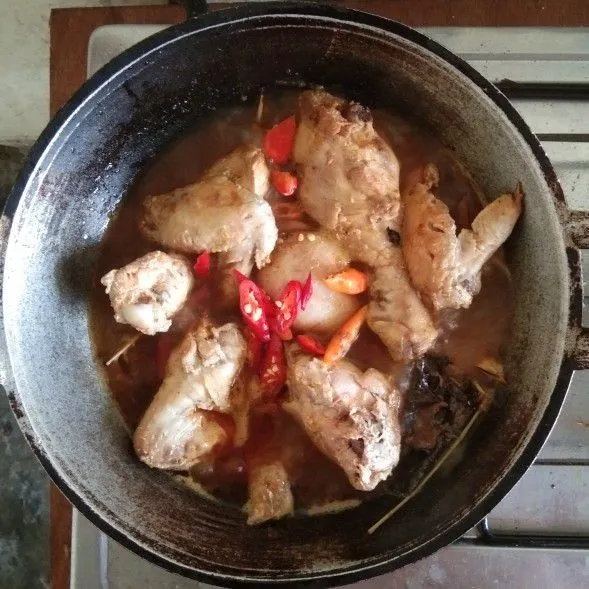 Masukkan ayam. Tambahkan cabe besar dan tomat. Aduk kembali hingga rata.