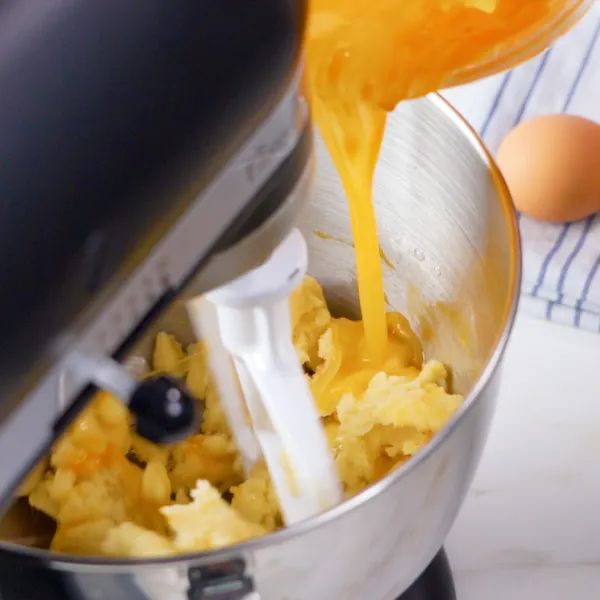 Kocok adonan choux di mixer dengan kecepatan sedang, masukan telur satu demi satu. Kocok hingga merata dan sedikit mengembang.