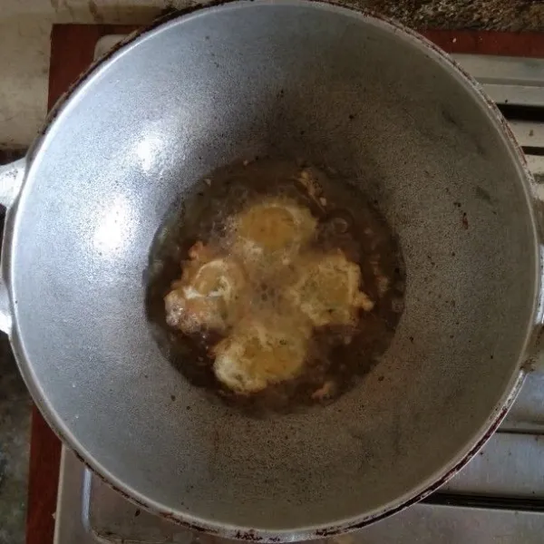 Goreng perkedel kentang dengan minyak panas.