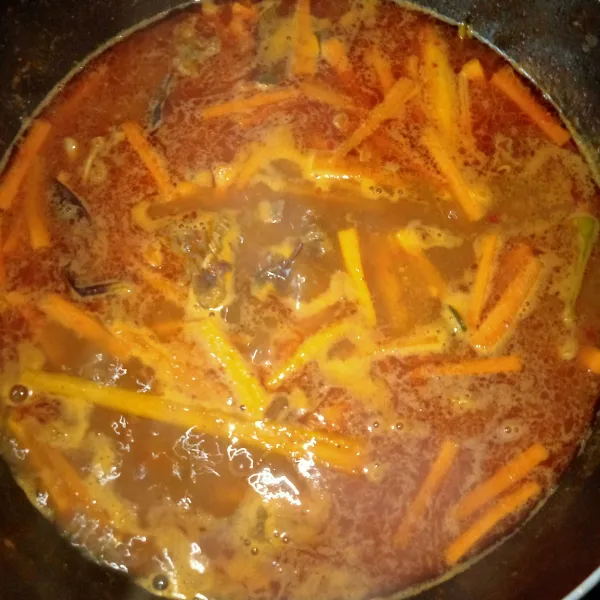 Masak hingga daging matang dan empuk, lalu masukkan wortel.
