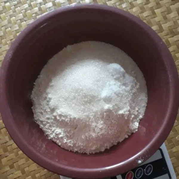 Dalam baskom masukkan tepung terigu, gula, garam, dan vanili bubuk, lalu aduk hingga tercampur rata.