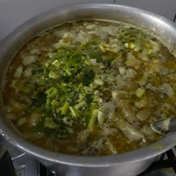 Terakhir masukkan santan, dan daun bawang. Masak sampai mendidih, koreksi rasanya dan siap disajikan.