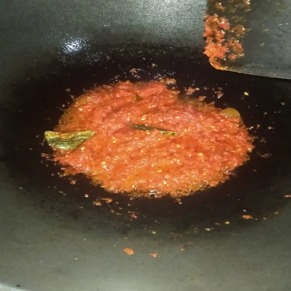 Panaskan minyak goreng, tumis tomat yang sudah diiris hingga layu kemudian masukkan daun jeruk. Masukkan bumbu halus, tumis hingga harum dan matang. Tambahkan garam dan kaldu bubuk. Kecilkan api kompor.