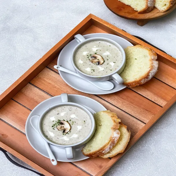 Tuang sup di mangkuk, hias dengan taburan parsley lalu sajikan dengan roti tawar kering.