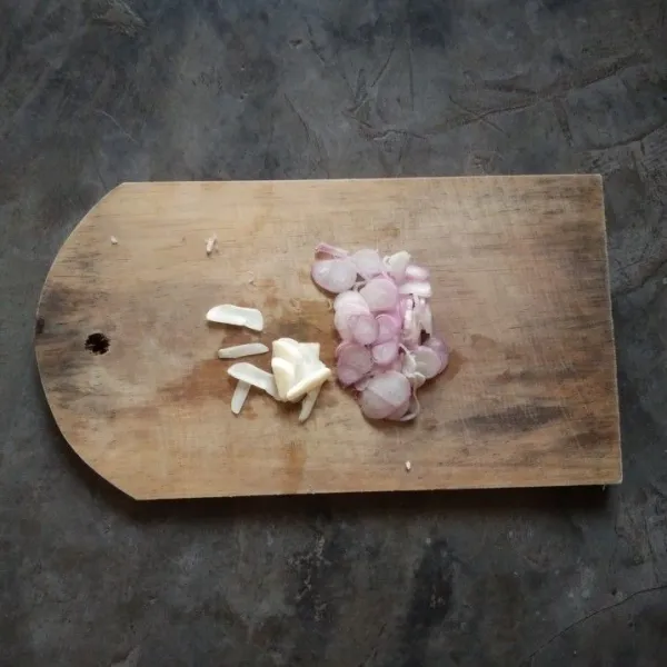 Iris bawang merah dan bawang putih.