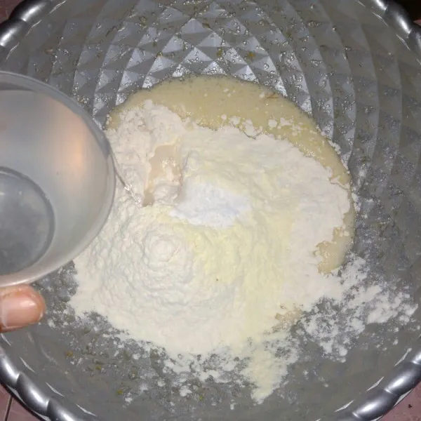 Masukkan air perlahan sambil diaduk sampai rata dan tepung tidak menggumpal, diamkan selama 15 menit.