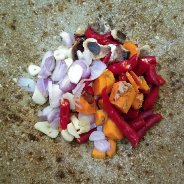 Haluskan bawang putih, bawang merah, kunyit, cabe merah keriting dan kemiri sangrai dan cabe rawit.