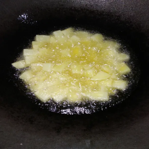 Potong kentang sesuai selera. Cuci bersih, kemudian goreng hingga matang. Sisihkan.