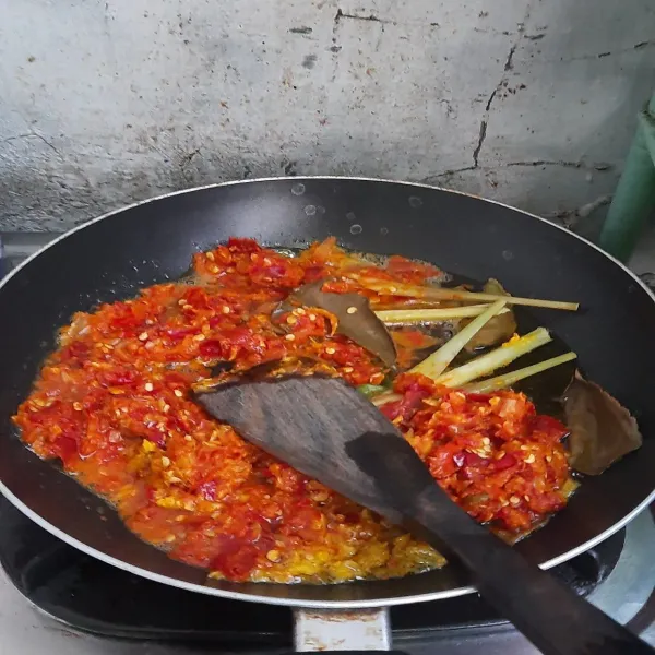 Panaskan minyak, lalu tumis bumbu hingga harum.