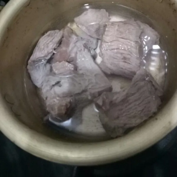 Daging yang tadi sudah bersih dari buih-buih, digeprek sedikit agar nanti bumbu meresap. Rebus sampai daging terendam air