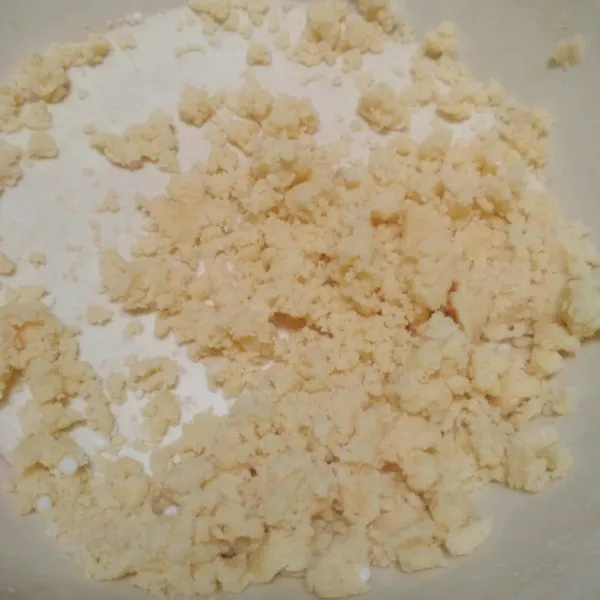 Crumbs : Aduk semua bahan crumbs dengan bantuan garpu hingga berbentuk butiran, sisihkan.