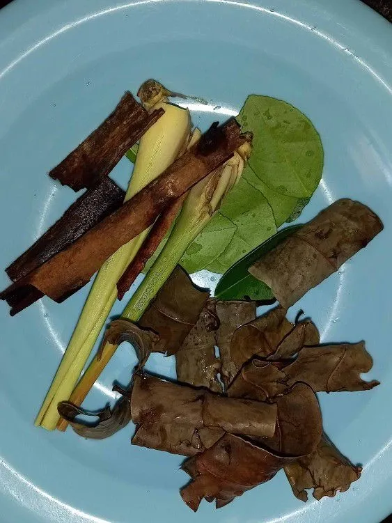 Sambil menunggu segera cuci bersih kayu manis, daun jeruk, daun salam serta sereh lalu geprek serehnya.