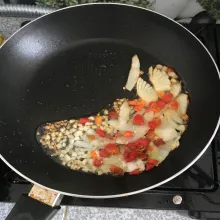 Tumis bawang putih, bawang bombay, dan cabe rawit sampai harum.