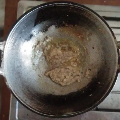 Masukkan bumbu halus dan tumis kembali.