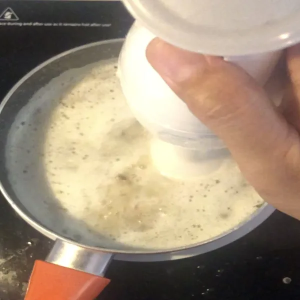 Setelah mendidih matikan kompor lalu blender di atas pan dengan hand blender sekitar 30 detik. Setelah selesai, nyalakan kembali kompor.