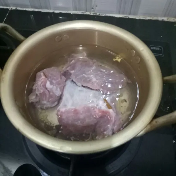 Cuci bersih daging dan rebus 10 menit. Angkat, cuci bersih dan masak kembali 10 menit sampai buih-buih daging hilang dan air rebusan bening