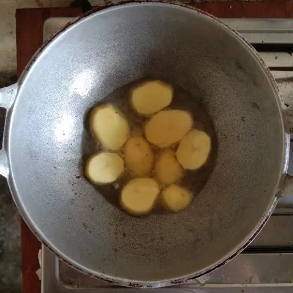 Goreng kentang dengan minyak goreng.