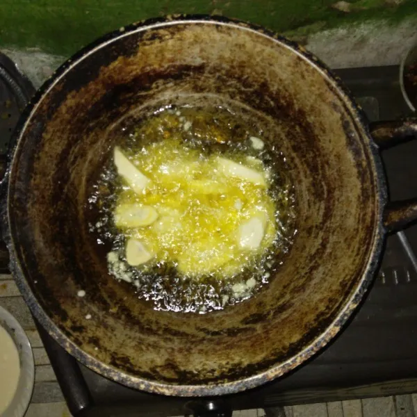 Goreng pisang hingga matang merata.