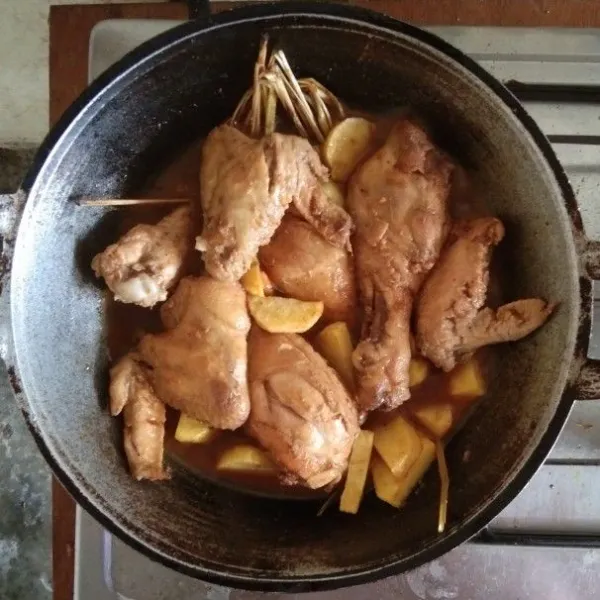 Tambahkan kentang. Aduk kembali hingga dan tunggu hingga kentang matang.