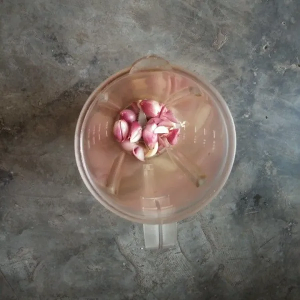Blender bawang merah, bawang putih, garam, gula, kaldu jamur dan lada bijian.