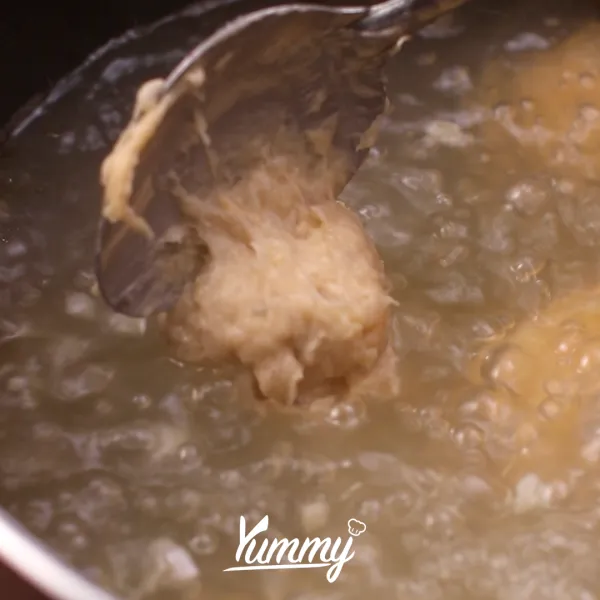 Masukkan adonan udang menggunakan sendok kedalam air, dan masak hingga bola-bola udang mengapung dan matang.