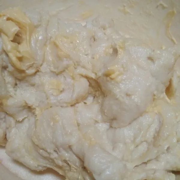 Tambahkan butter dan garam uleni hingga kalis elastis.