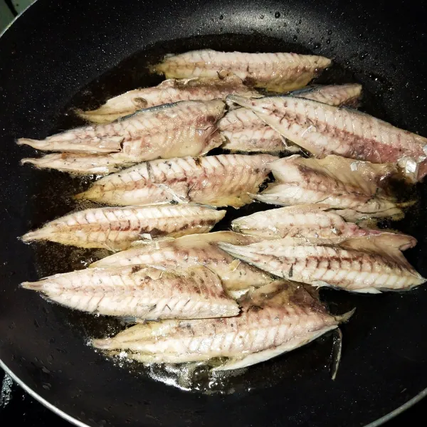 Kemudian goreng ikan pindang sampai matang lalu angkat dan sisihkan.