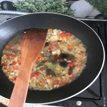 Masukkan saus tiram dan kaldu bubuk. Aduk rata.