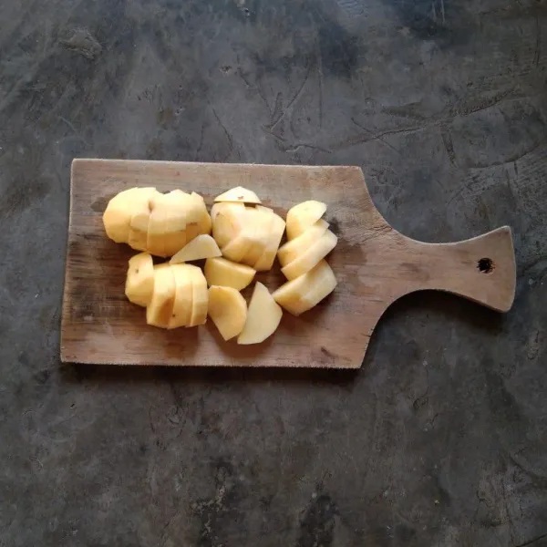 Kupas dan iris kentang sesuai selera.