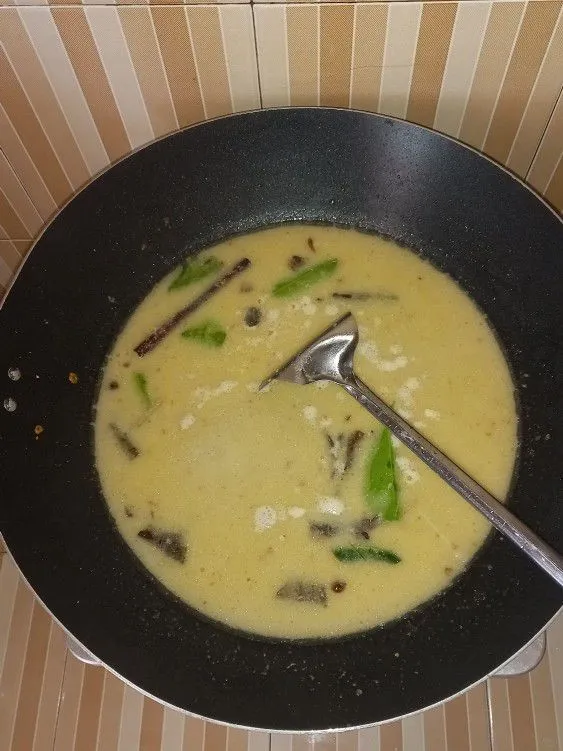 Jika bumbu kacang sudah harum, masukkan 1000 ml air, sereh, daun jeruk, daun salam dan kayu manisnya.