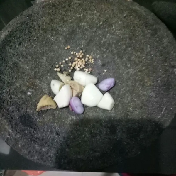 Haluskan semua bumbu