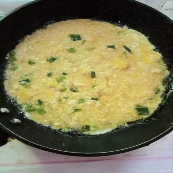 Masukkan kocokan telur dan tahu, dadar di atas teflon bolak balik hingga matang merata, kemudian omelette tahu siap disajikan.