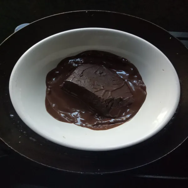 Lelehkan dark cooking chocolate (dcc) dengan cara di tim untuk lapisan luarnya.