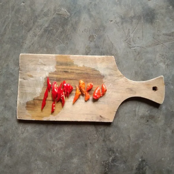 Iris cabe besar, cabe kecil dan tomat.