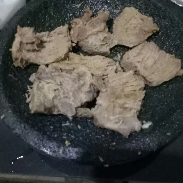 Angkat daging. Tiriskan dari air. Geprek-geprek dan goreng sampai kecoklatan. Hidangkan dengan sambal dan lalapan