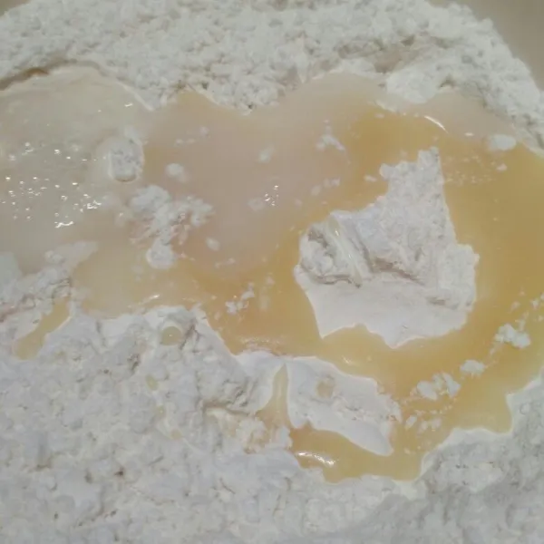 Dalam bowl campur tepung terigu, ragi, susu kental manis, air/ susu cair aduk hingga setengah kalis.