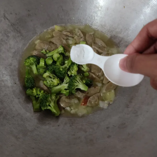Masukkan brokoli, bumbui lada, gula dan garam.
