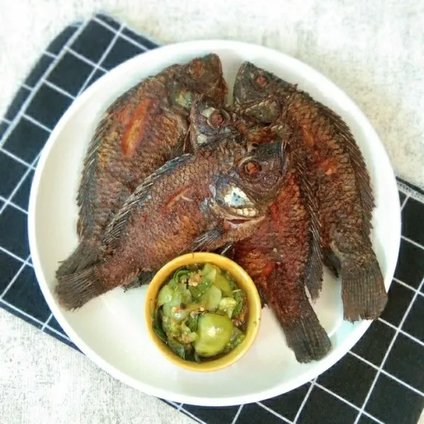 Salin ikan nila goreng ketumbar beserta sambal cibiuk.