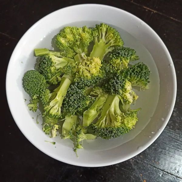 Rendam brokoli dengan air garam ±10 menit, tiriskan.