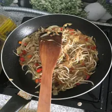 Masukkan tauge. Tumis hingga layu.