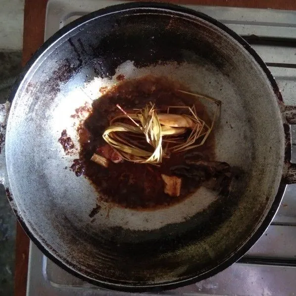Masukkan sereh, jahe, laos, daun salam, daun jeruk, pala bubuk, cengkeh, kecap manis. Tambahkan kuah kaldu rebusan ayam dan aduk (cek rasa).