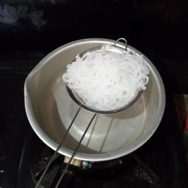 Rebus mie shirataki sampai mengembang dan matang, lalu tiriskan.