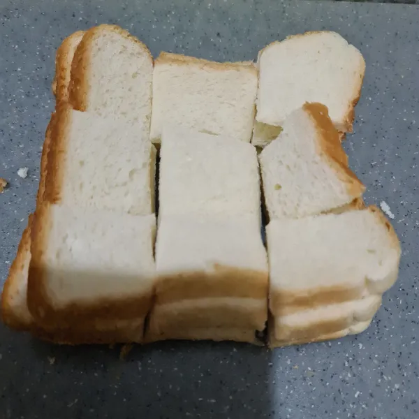 Potong roti tawar.