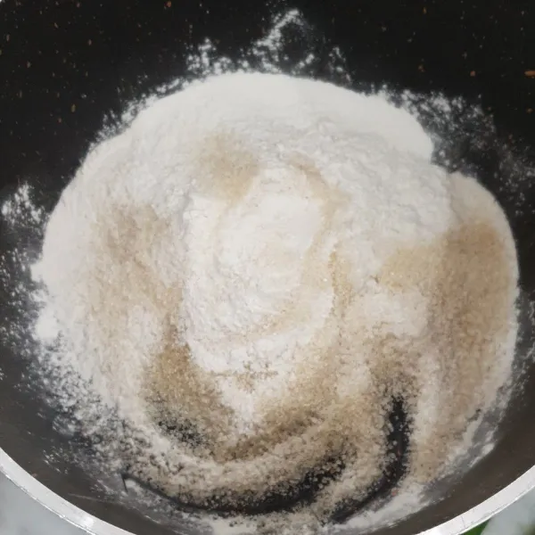Masukkan dalam satu wadah tepung hunkwee, vanilli, gula, garam, kemudian campurkan memakai sendok hingga tercampur rata