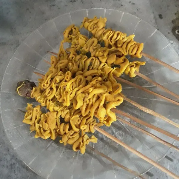 Setelah dingin, tusuk usus ayam seperti sate.