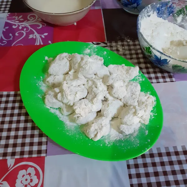 Terakhir baluri tepung sampai merata tanpa ditekan-tekan.