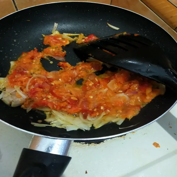 Lalu, masukkan bumbu halus dan masak hingga setengah matang.