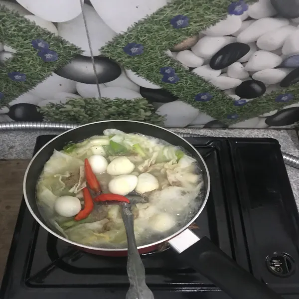 Masukkan telur puyuh, seledri dan cabe rawit.