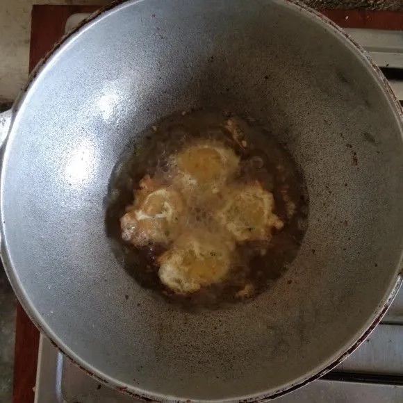 Goreng adonan perkedel pada minyak goreng panas.