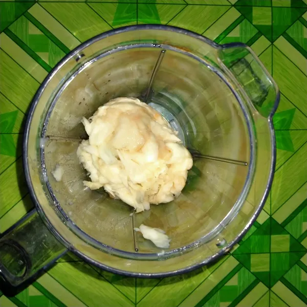 Masukkan sirsak dalam blender.